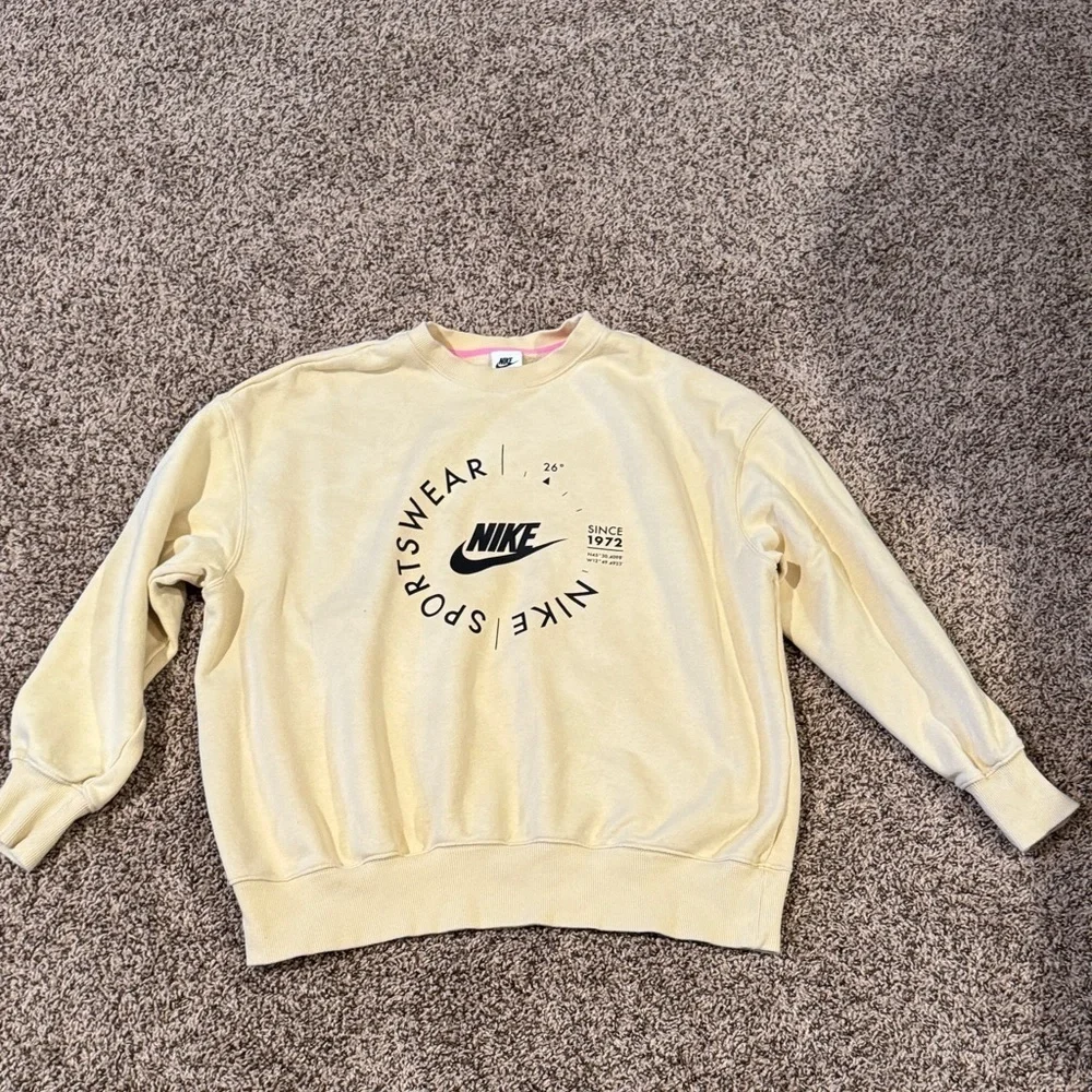 Nike Women’s Light Yellow Crewneck Size M